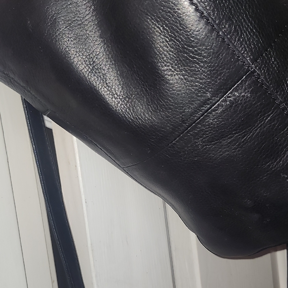 Elegant Black Leather Handbag - Picture 3 of 9